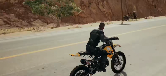 绝地求生怎么骑车开枪1